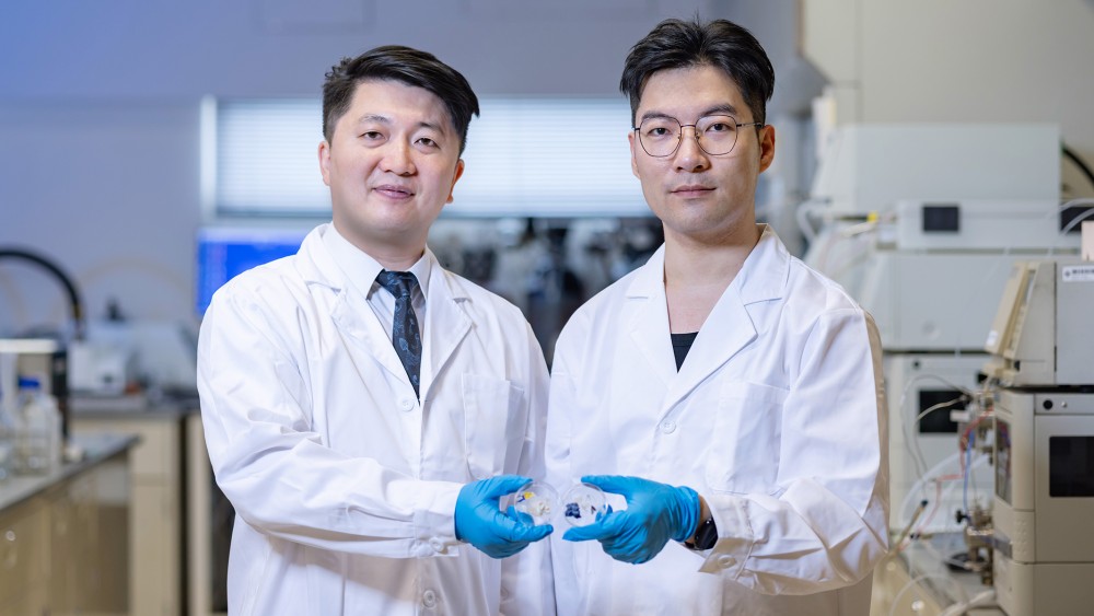 The research is led by Prof. Jin (left) and Dr Li Changchao, a Postdoctoral Fellow at the Department of Civil and Environmental Engineering (right), is the first author.