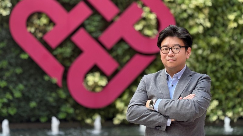 Prof. Lee has developed an AI-driven assessment system for large language models, representing a critical step forward in aligning them with human values and needs. 