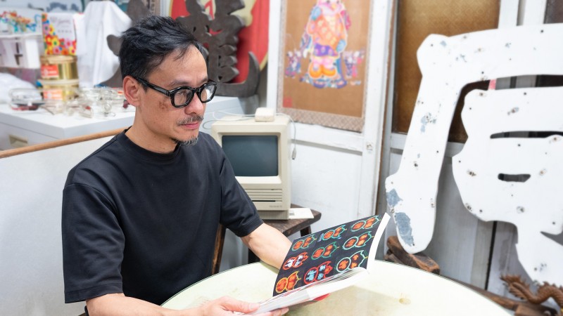 Prof. Kwok’s team has preserved the visual aesthetics and craftsmanship of neon signs through photographic documentation, interviews with veteran neon masters and visits to neon light manufactories.