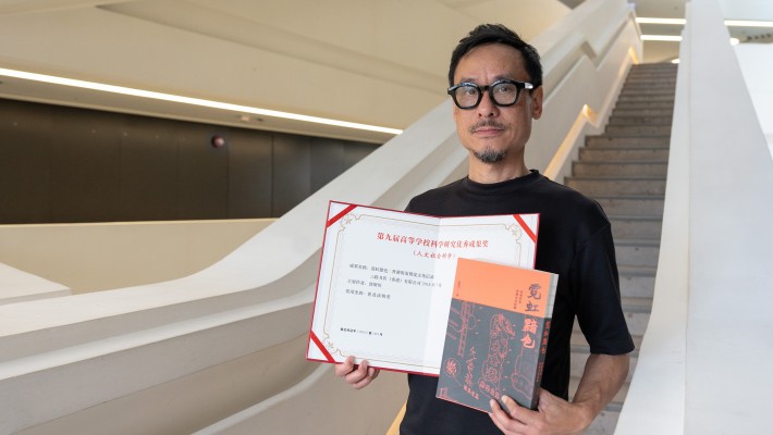 The research on neon signs culture led by Prof. Brian Kwok Sze-hang has been recognised with a prize from the Ministry of Education.