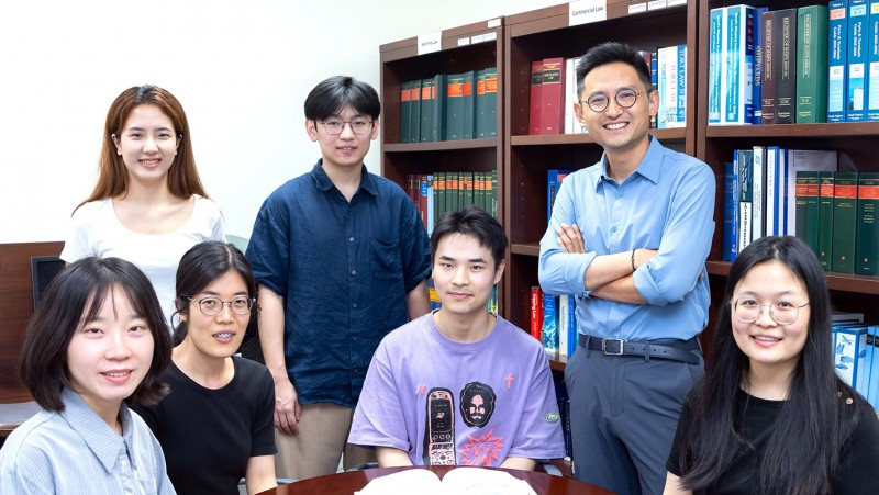 Prof. Yang Dong (2nd from right) and his team has utilised AI and big data technologies to develop innovative tools to support the intelligent development of the maritime and shipping industry.