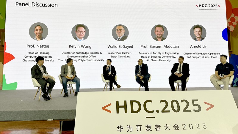 Mr Kelvin Wong, Director of PolyU’s KTEO (3rd from left) participated in the panel discussion “Building a Diverse Ecosystem Where Developers Thrive Together”.