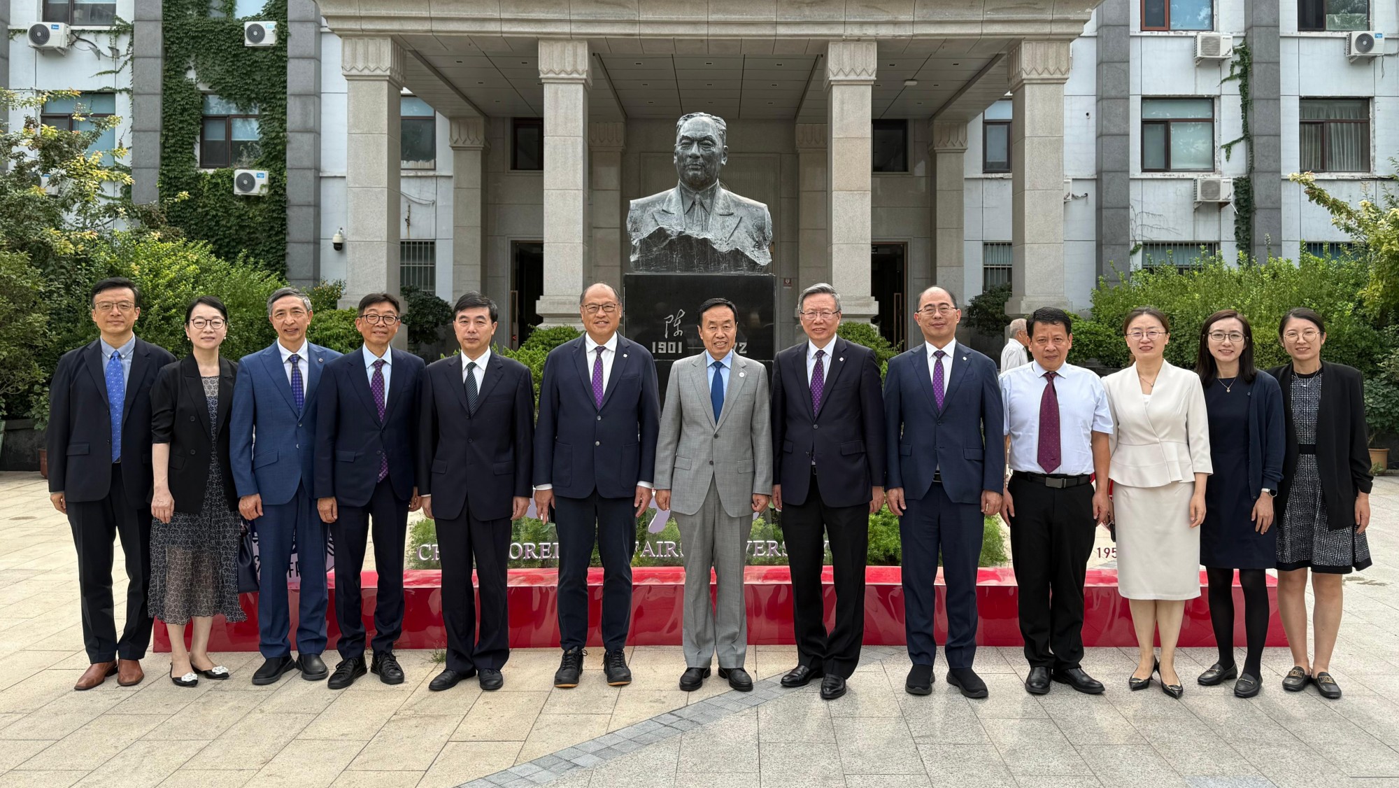 Key figures from both institutions attending the signing ceremony included Mr Wang (centre), Dr Lam (6th from left), Prof. Teng (6th from right), Prof. Wong (5th from right), Prof. Cao (4th from left), Prof. Li (3rd from left), Prof. Wang (5th from left), Prof. Xiong (1st from left), Prof Ran (4th from right), and Ms Ma (3rd from right).