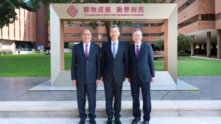 A delegation led by Mr Huai Jinpeng, Minister of Education (centre) visited PolyU and engaged in in-depth discussions with Dr Lam Tai-fai, PolyU Council Chairman (left); Prof. Jin-Guang Teng, PolyU President (right) and other PolyU management team members.