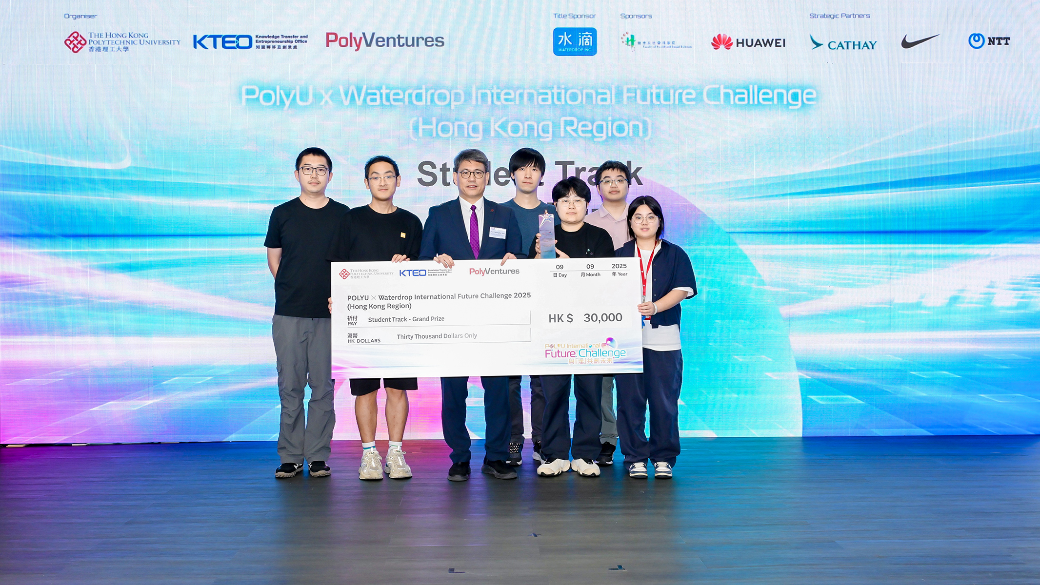 In the Student Track, which aims to cultivate an innovation and entrepreneurship culture among young people, Renew Biotechnology Limited won the championship for their project “Sprayable Biomimetic Double Mask for Anti-scar Wound Healing”, receiving a cash prize of HK$30,000.