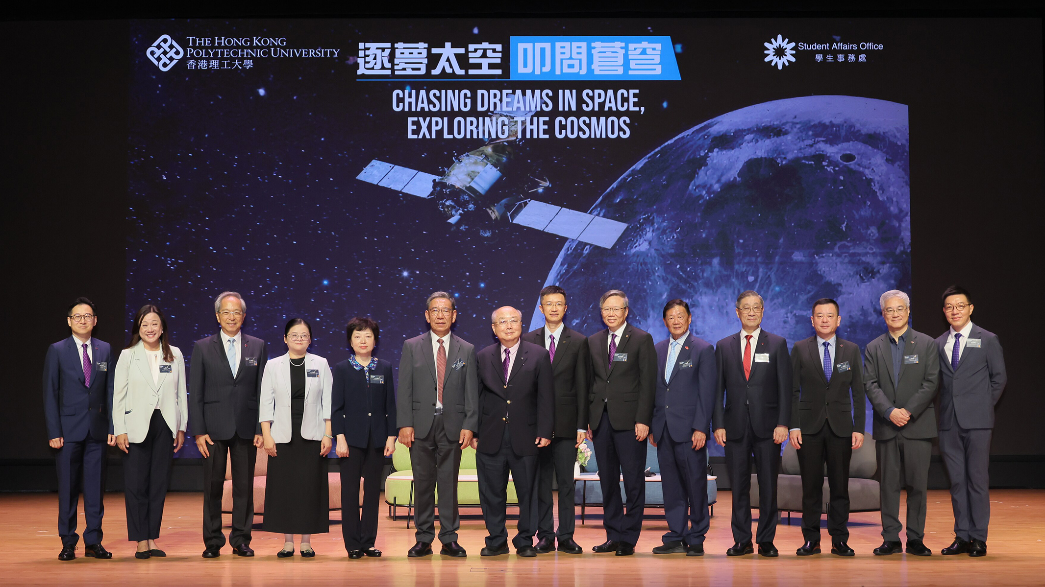 Prof. Jin-Guang Teng (6th from right), along with the University’s senior leadership team, staff members, and guests, welcome Academician Wu Weiren (6th from left).
