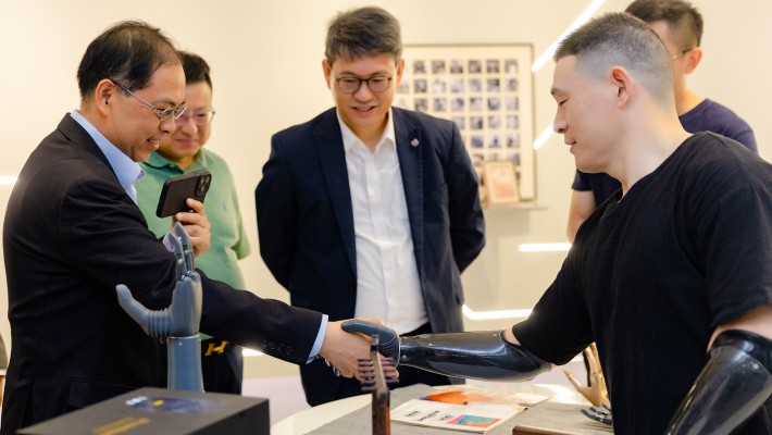 Prof. Zheng Yongping (left) and Prof. Christopher Chao, Senior Vice President (Research and Innovation) (centre) were present at a demonstration of advanced high-tech prostheses.