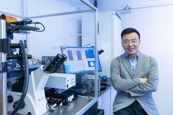 Prof. Zhang remarked that the innovative microlaser sensor was made possible by PolyU’s in-house 3D micro-printing technology, which allowed for the rapid fabrication of the specially designed 3D WGM microcavity and high-precision trimming of its suspended microdisk.