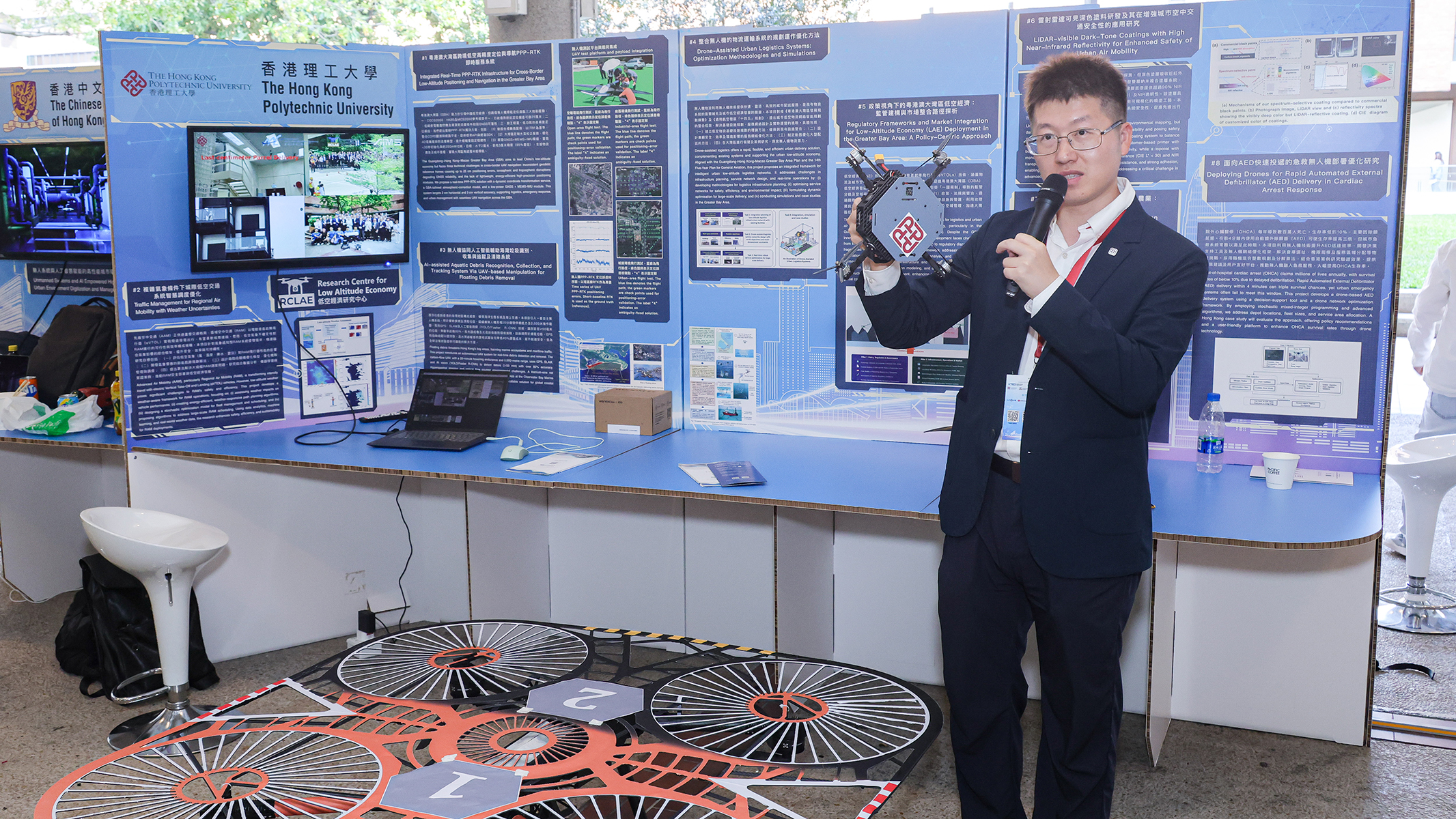 Prof. Huang Hailong from PolyU’s Research Centre for Low Altitude Economy highlighted several of the University’s innovations at the Innovation Technology Showcase.