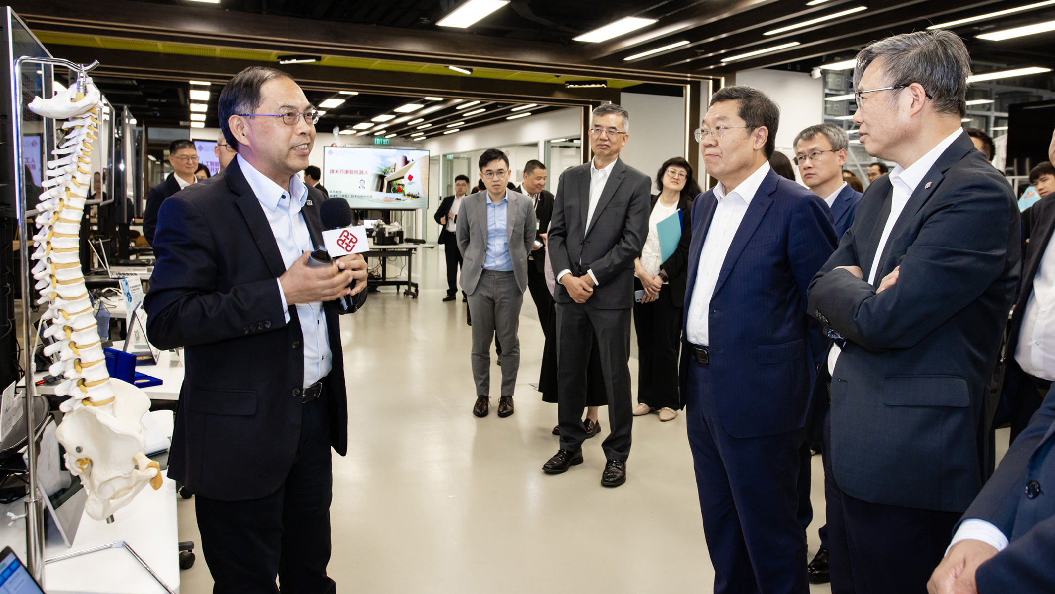 The delegation visited the Artificial Intelligence and Robotics Lab at the PolyU Industrial Centre to learn about the University’s cutting-edge innovations in AI-powered medicine.