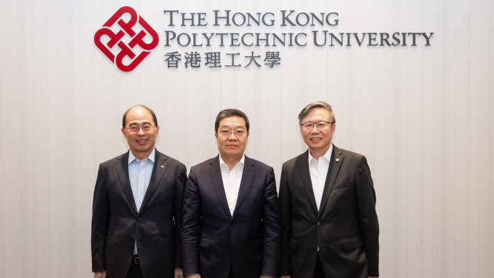 Vice Minister of Science and Technology Mr Chen Jiachang (centre) led a delegation to PolyU and met with Prof. Jin-Guang Teng (right), Deputy President and Provost Prof. Wing-tak Wong (left), and other PolyU management team members.