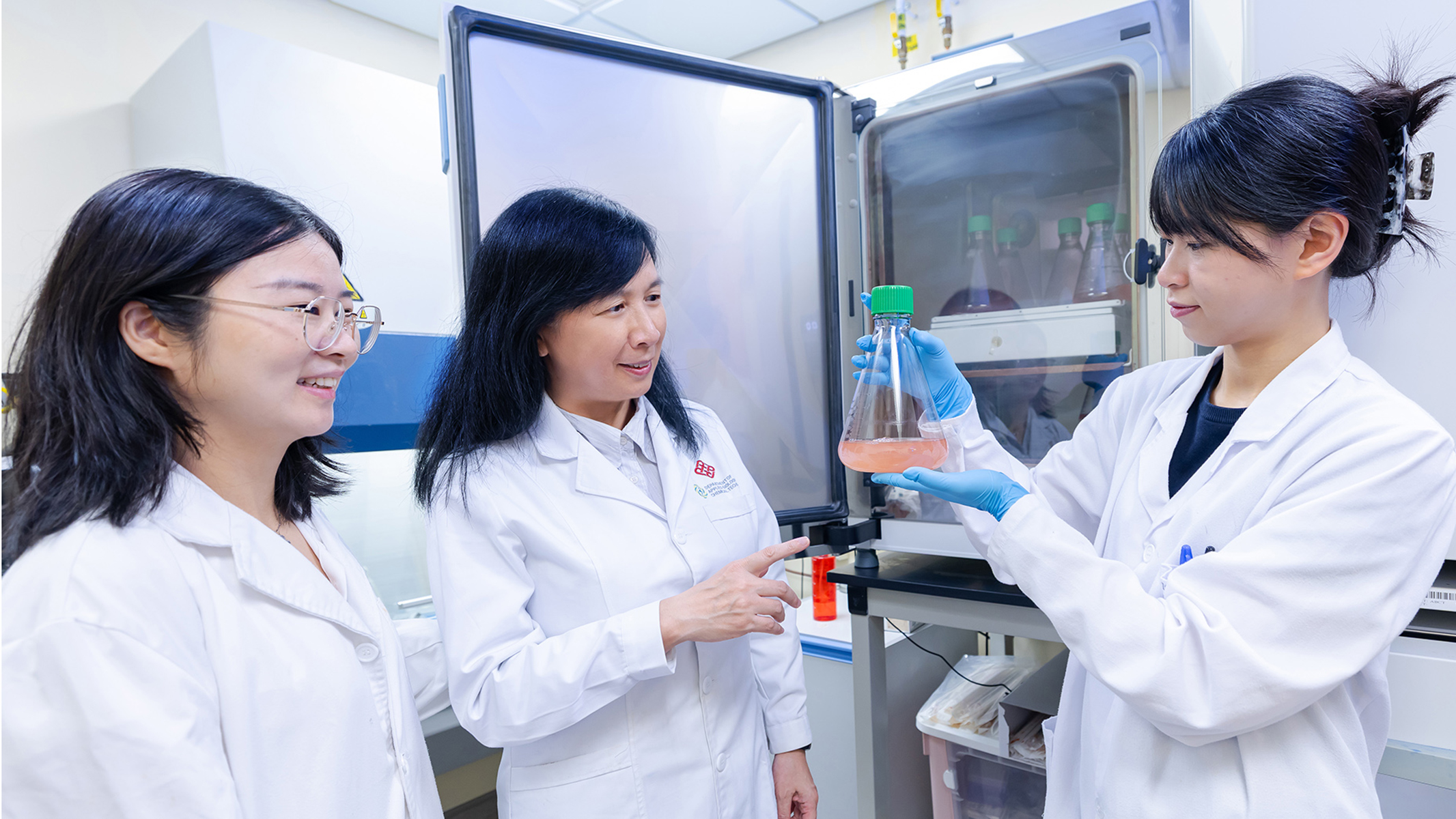 Prof. Zhao Yanxiang (centre) is investigating new cancer treatments to address drug resistance in specific tumour types.