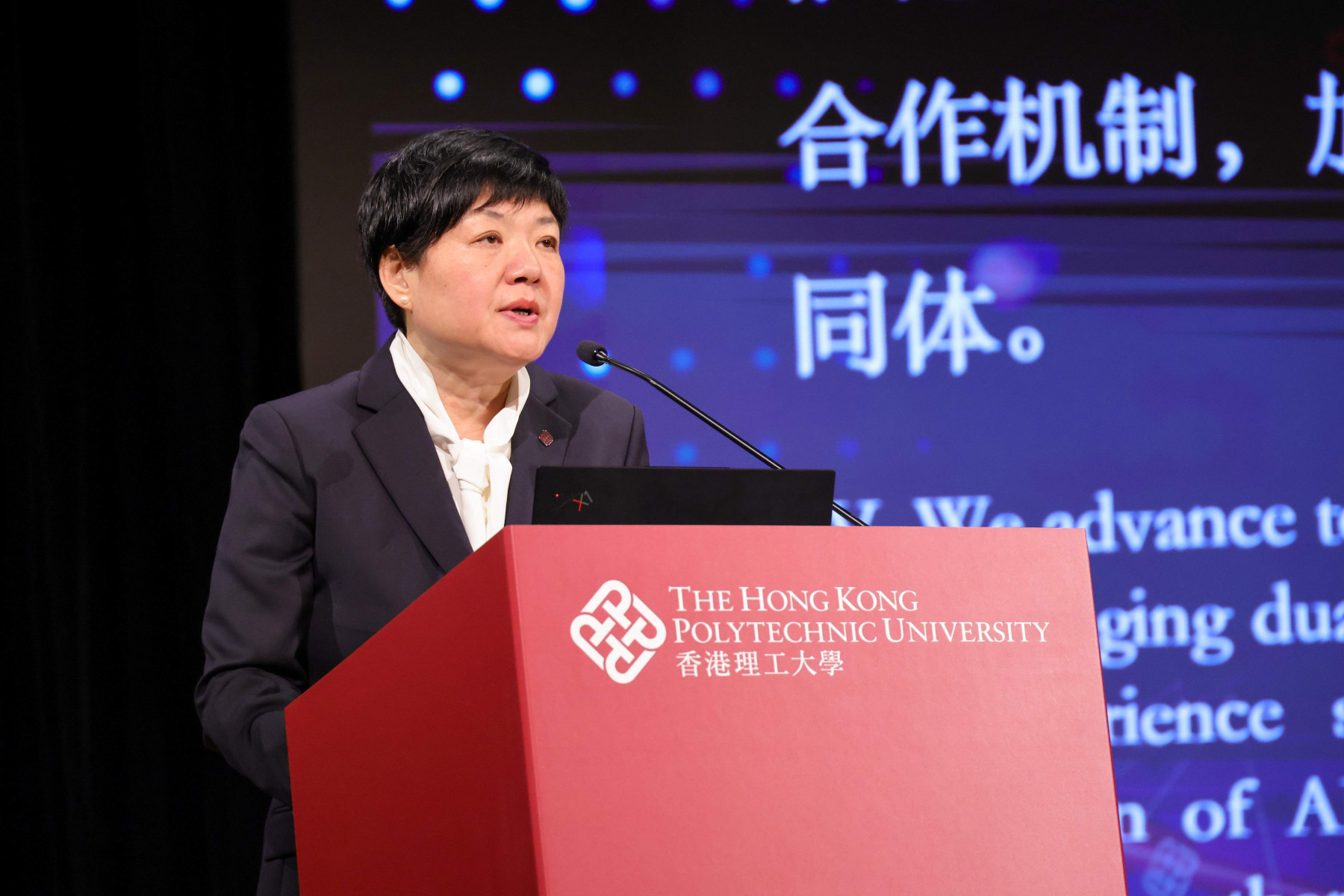 Dr Lu Qiaomei, Director of the Confucius Institute of Hong Kong, read the “Empowering Exchange and Integration through AI Transformation: Declaration of the Global Confucius Institutes Hong Kong Forum”.