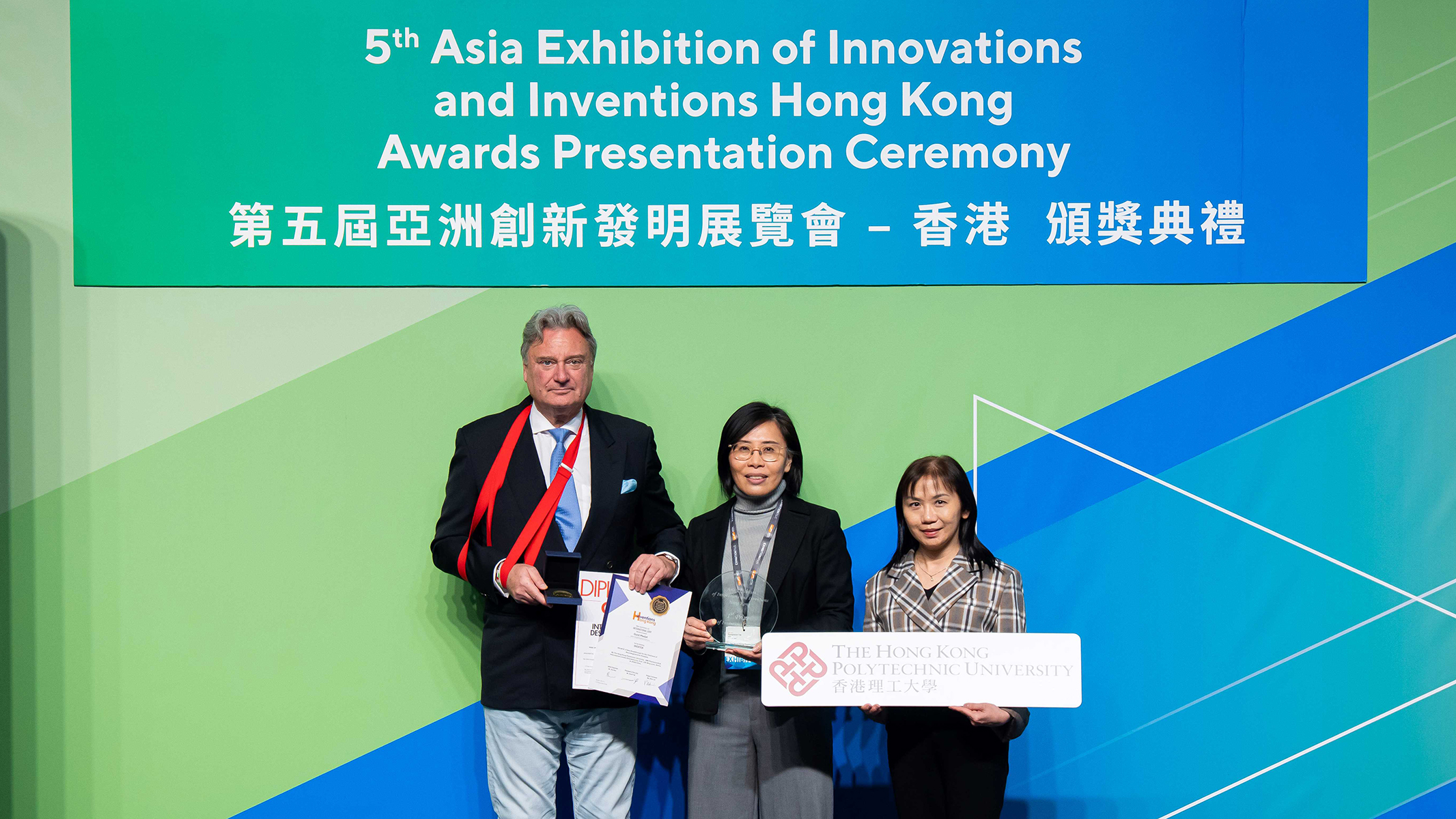 Led by Prof. Simon Lee Ming-yuen and Dr Zhao Chen (centre), the project “PD-001R – A Breakthrough in Neurodegenerative Disease Treatment” secured the First Prize of Inventions Geneva Award and a Gold Medal with Jury Congratulations.