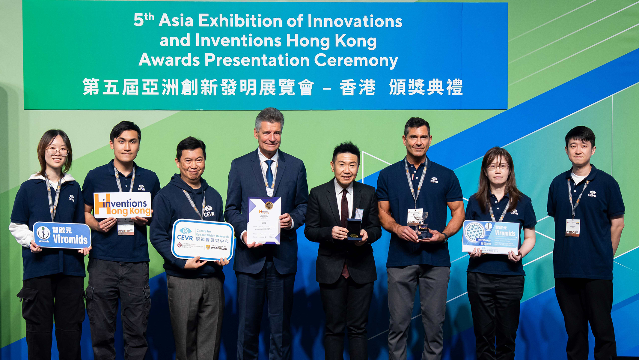 The project “Viromids: A Redosable, Low-Cost Gene-Delivery Platform for Ocular Therapy”, developed by Prof. Roderick Slavcev (3rd from right) and Prof. Huang Chien-Ling (2nd from right) won the Grand Award and a Gold Medal with Congratulations of Jury.