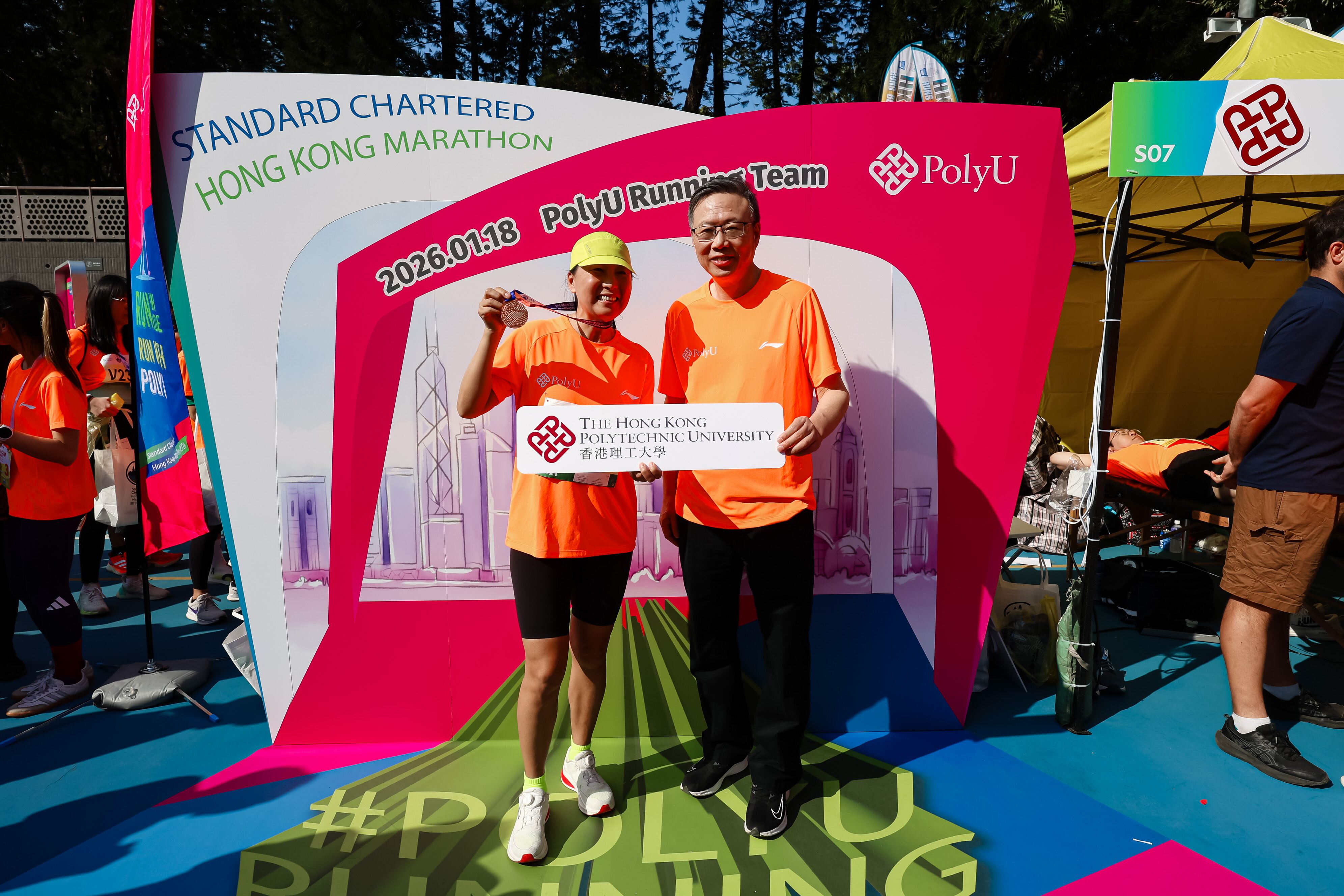 Wang Junxia, Olympic gold medallist in the women’s 5,000m at the 1996 Atlanta Games (left), joined the PolyU Running Team for the 10km race and posed with Prof. Jin-Guang Teng (right) after the event.