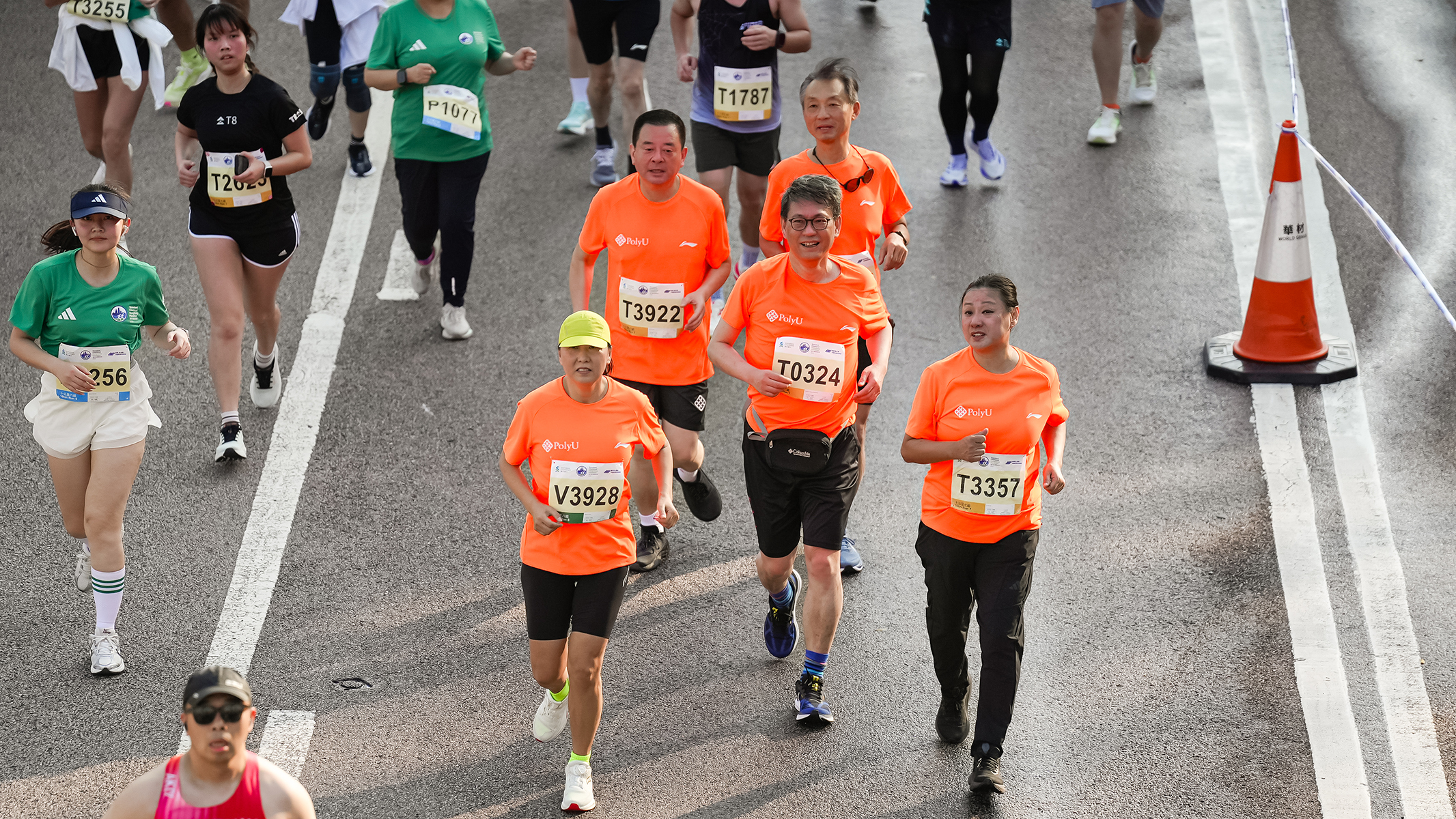 Senior management members, together with PolyU runners, gave their all in pursuit of excellence.