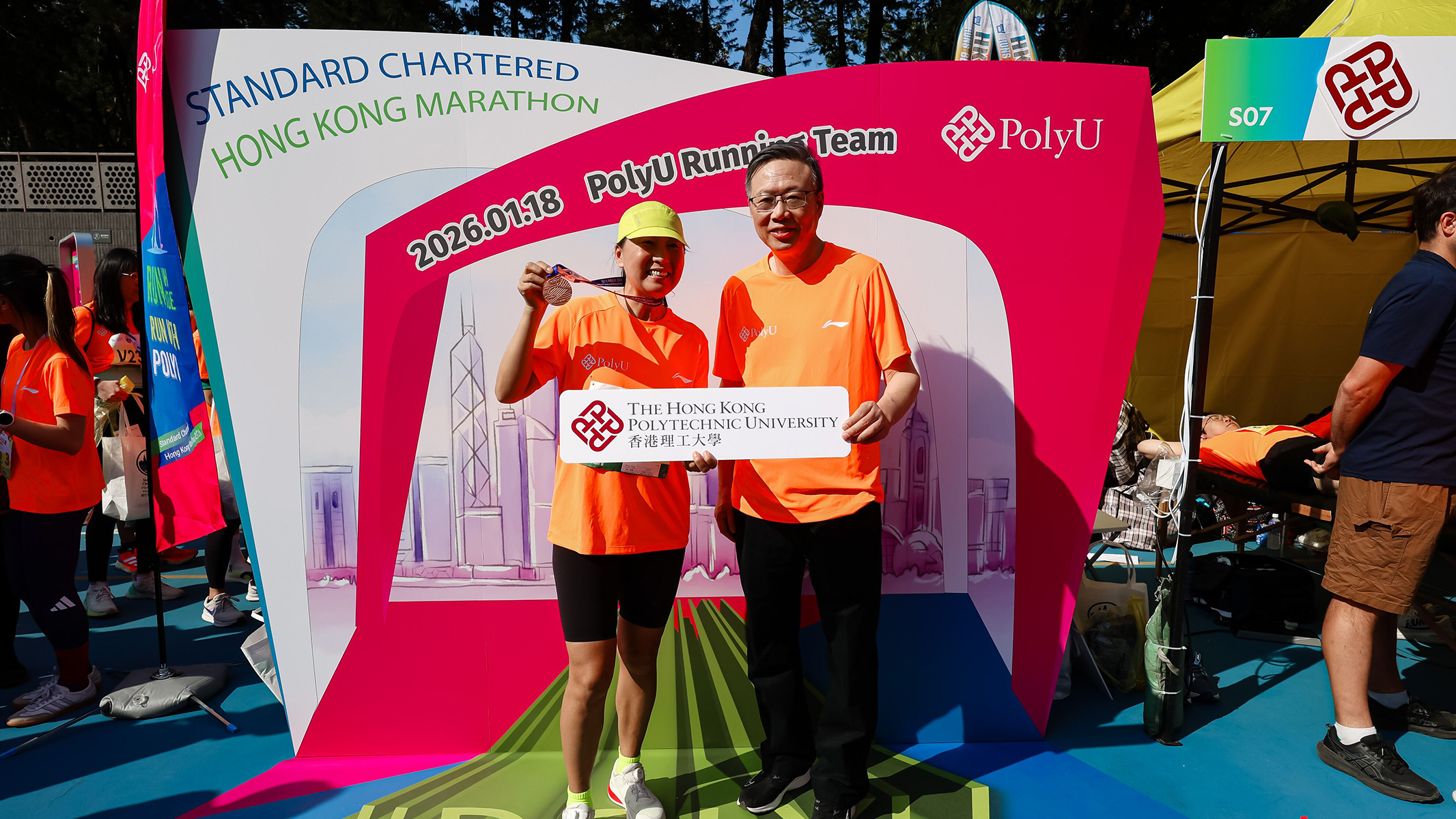 Wang Junxia, Olympic gold medallist in the women’s 5,000m at the 1996 Atlanta Games (left), joined the PolyU Running Team for the 10km race and posed with Prof. Jin-Guang Teng (right) after the event.