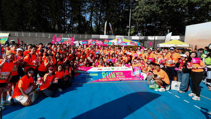 Senior management, including Prof. Jin-Guang Teng, Prof. Christopher Chao, Prof. Ben Young, Dr Ben Lau, Dr Laura Lo, Prof. Horace Mui, and Deans, cheered on PolyU Running Team members at the Standard Chartered Hong Kong Marathon 2026.