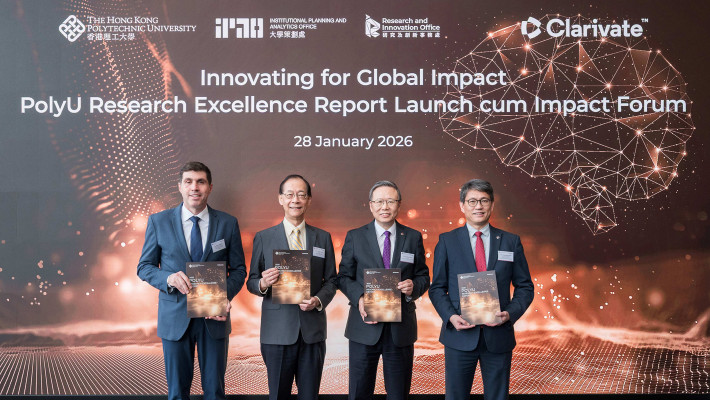 Co-authored by PolyU and Clarivate, the PolyU Research Excellence Report was unveiled at a forum co-hosted by the two parties. Mr Osher Gilinsky, Clarivate’s Vice President for Asia Pacific, Academia and Government (1st from left), and Professor Timothy Tong, Chairman of the Research Grants Council (2nd from left), both commended PolyU on its research excellence. Also in the picture are PolyU’s President Professor Jin-Guang Teng (2nd from right) and Senior Vice President (Research and Innovation) Professor Christopher Chao (1st from right).