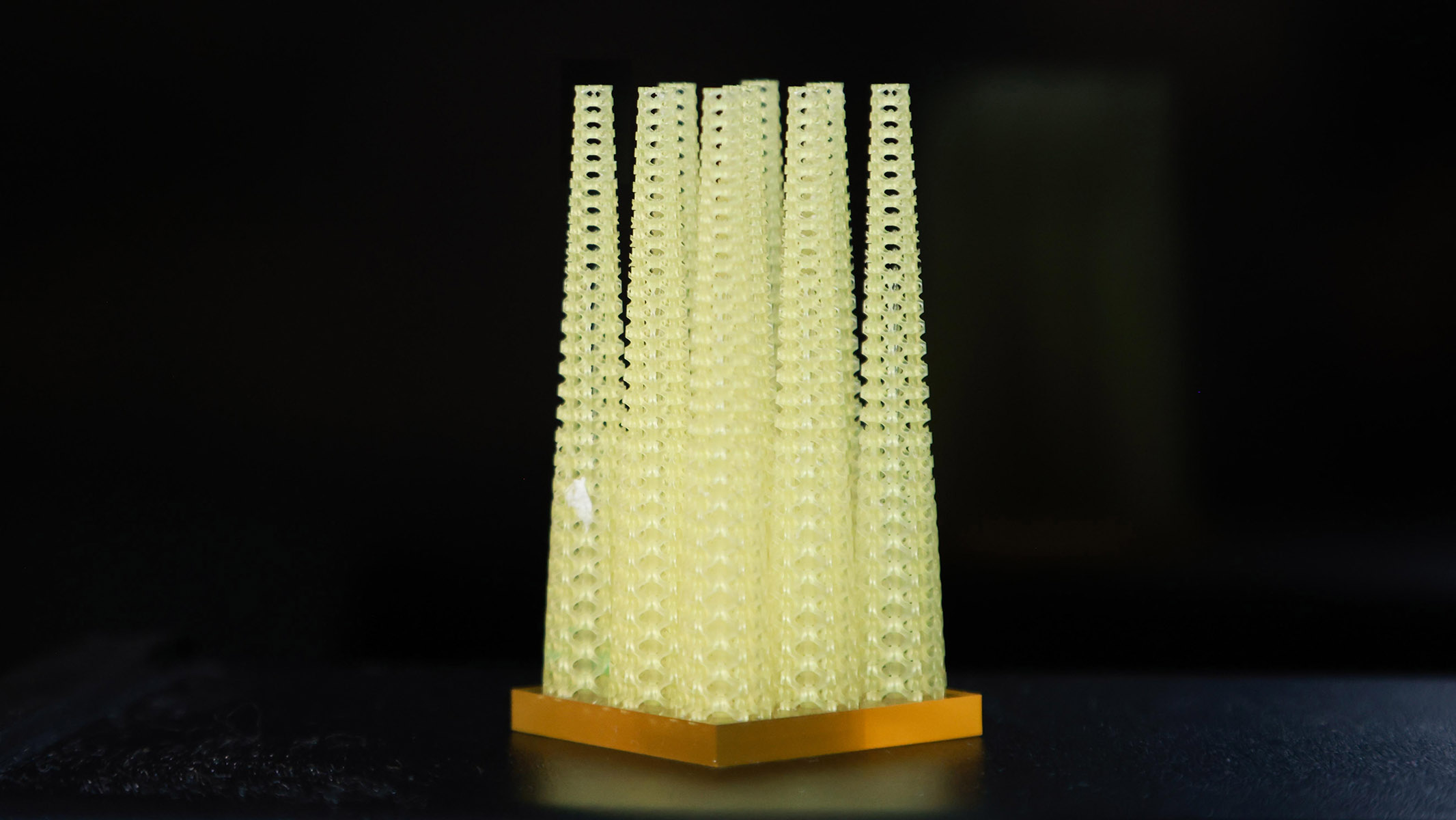 The bionic 3D sensor is designed in a 3 × 3 array, with each unit made of gradient porous material. It can record voltage signals in real time underwater and precisely locate the position of water flow impact, without additional electricity.