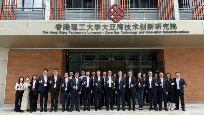 Dr Lam Tai-fai (3rd from right, first row), Professor Jin-Guang Teng (3rd from left, first row), Professor Christopher Chao (1st from right, first row) and Professor Zheng Zijian (2nd from left, first row) welcomed a Hong Kong and Macau Affairs Office delegation at the PolyU-Daya Bay Technology and Innovation Research Institute.
