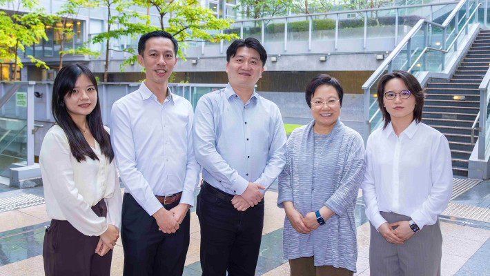 Research led by Prof. Jin Ling (centre); Prof. Polly Leung (2nd from right); and Dr Franklin Chow (2nd from left), has revealed the hidden health risks from urban airborne microbes.
