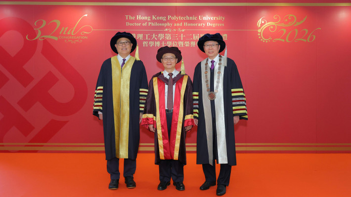 PolyU Council Chairman Dr Lam Tai-fai (left) and President Prof. Jin-Guang Teng (right) congratulate Honorary Doctorate recipient Prof. Han Jiecai (centre) at the May Session of the University's 32nd Congregation.