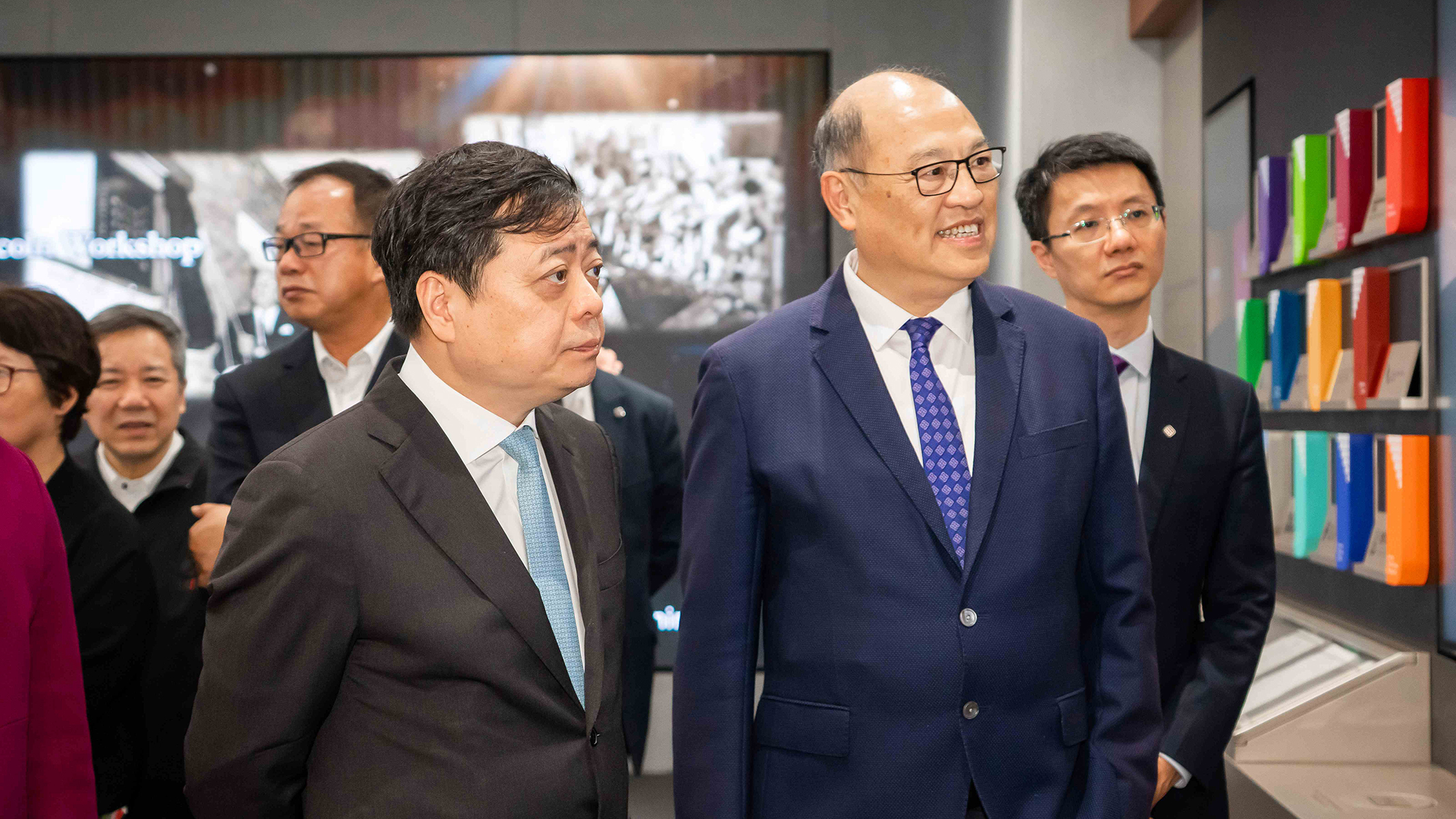 Dr Lam Tai-fai (right), accompanied Mr Nan Cunhui (left) and his delegation to the PolyU campus to learn about the University’s academic development and research and innovation strategies.