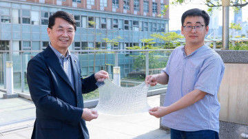 Cooling cities from the window: Smart film reduces urban carbon footprints