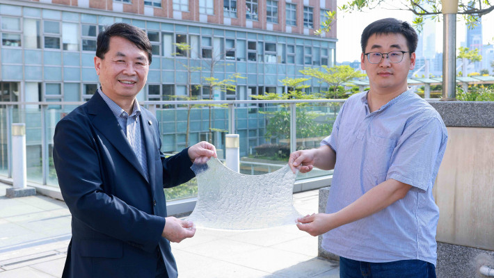 Prof. Yan Jinyue Jerry (left) and Dr Liu Junwei (right) led the research team behind the MRLR film. By simultaneously controlling indoor light, heat, and humidity, the film reduces the need for conventional cooling systems and promotes sustainable green building design.