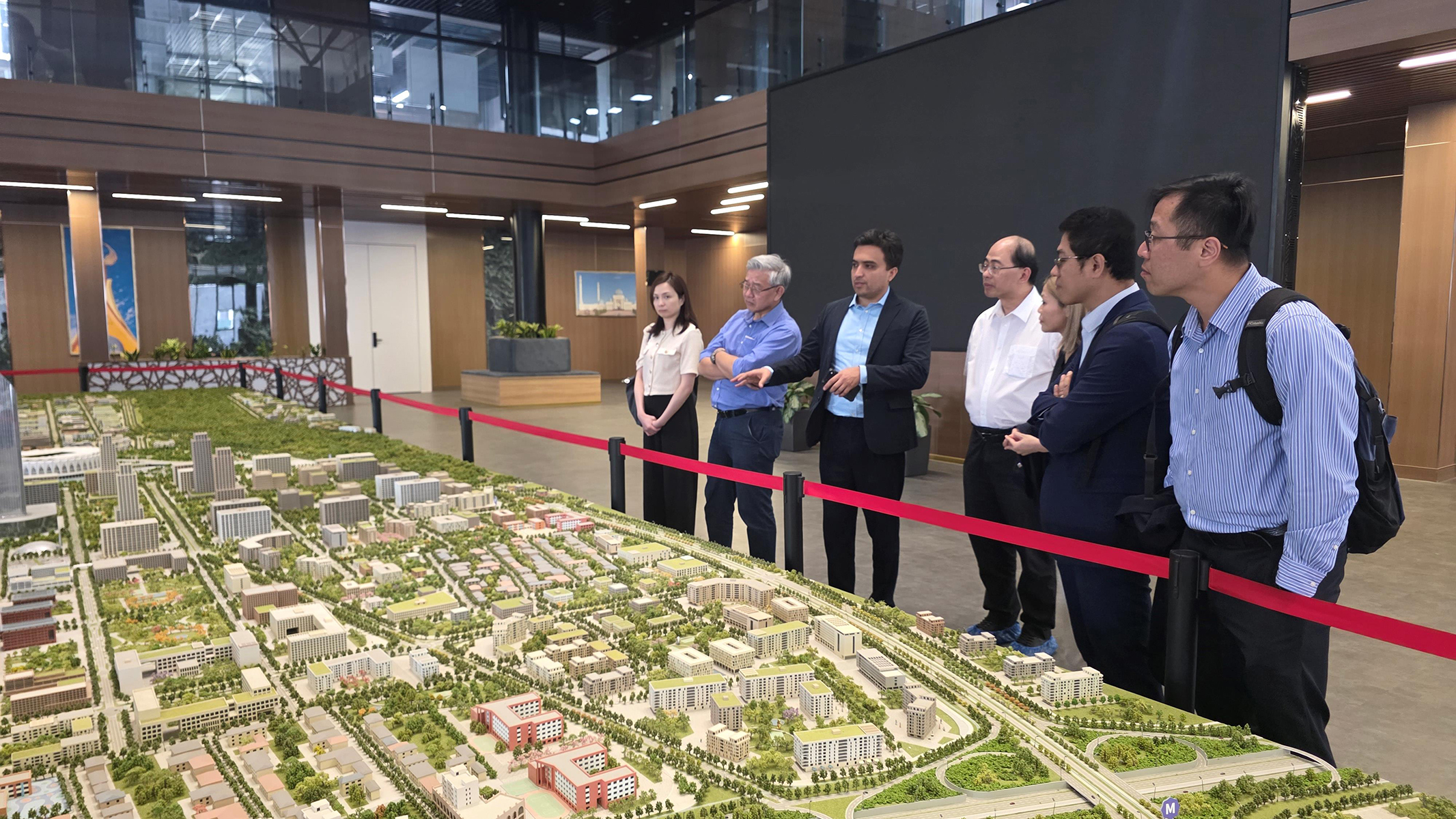 The PolyU delegation visited the construction site of NewUU’s new campus.