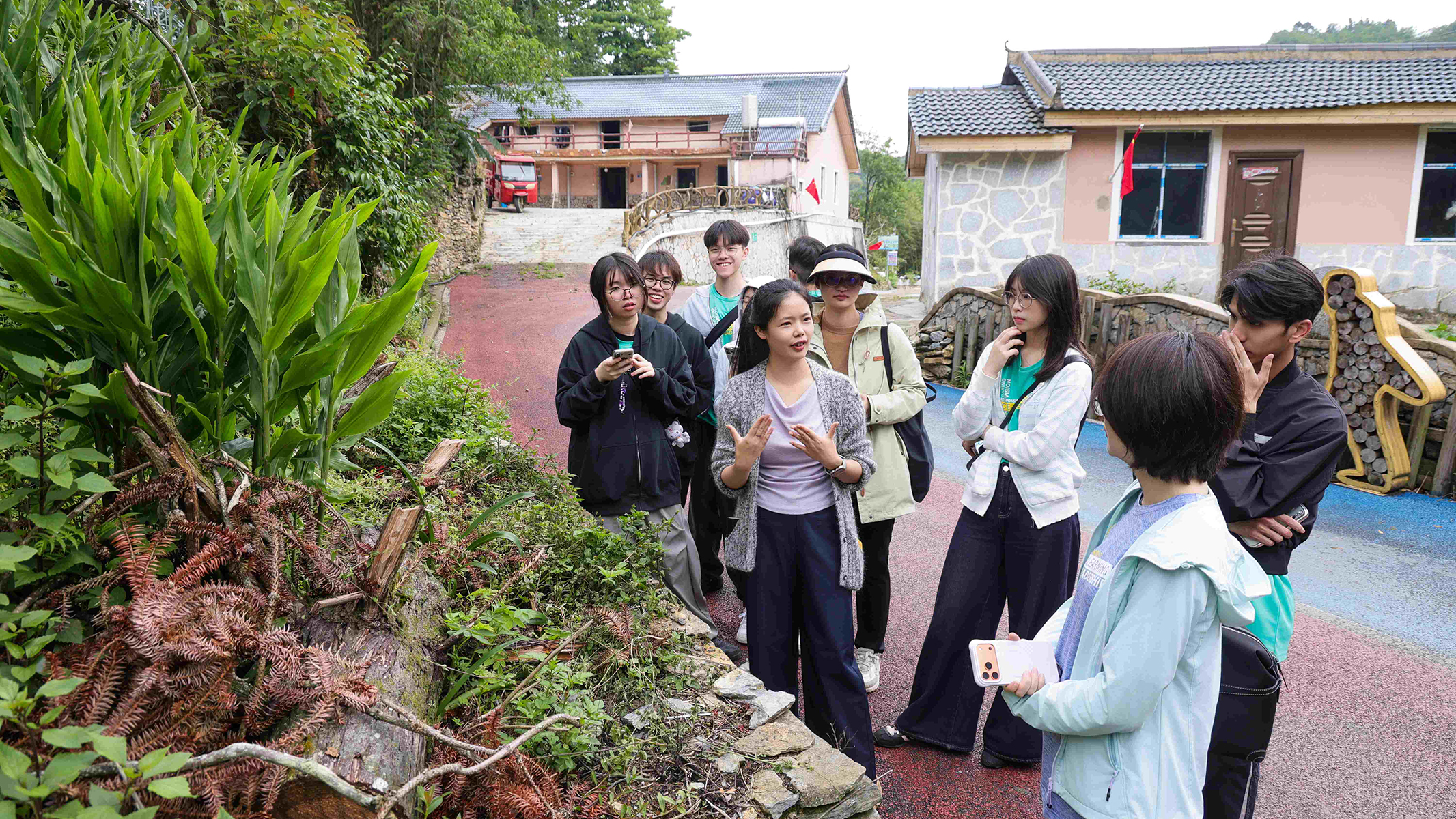 SHTM students used smart tools to support villagers in developing digital cultural tourism innovation solutions to transform cultural resources into development momentum.