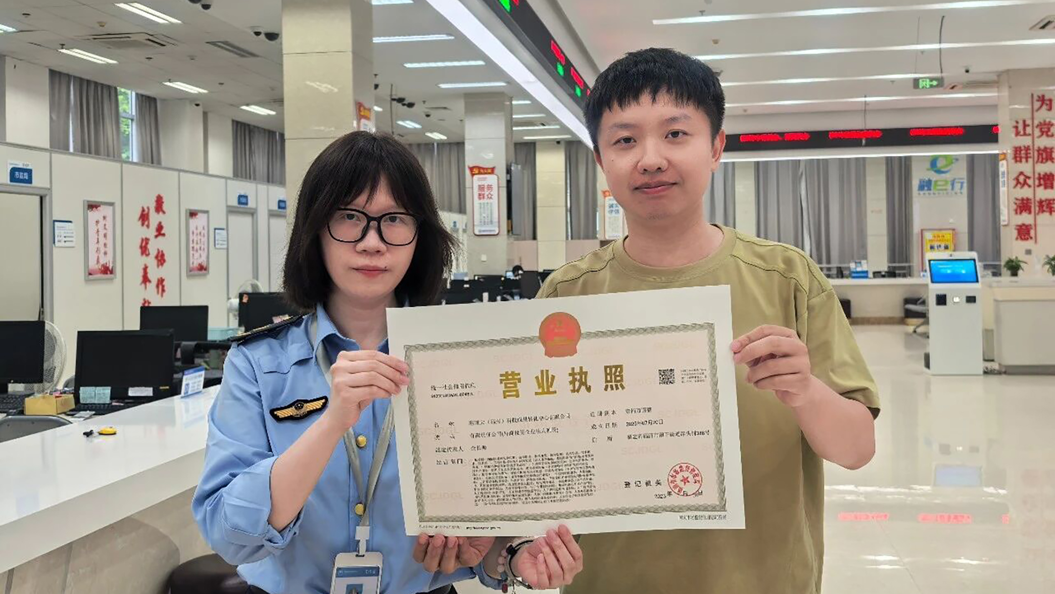 Dr Wang Xiang (right) receives the business licence for the PolyU Fuzhou Centre for Knowledge Transfer marking the start of its independent operations.