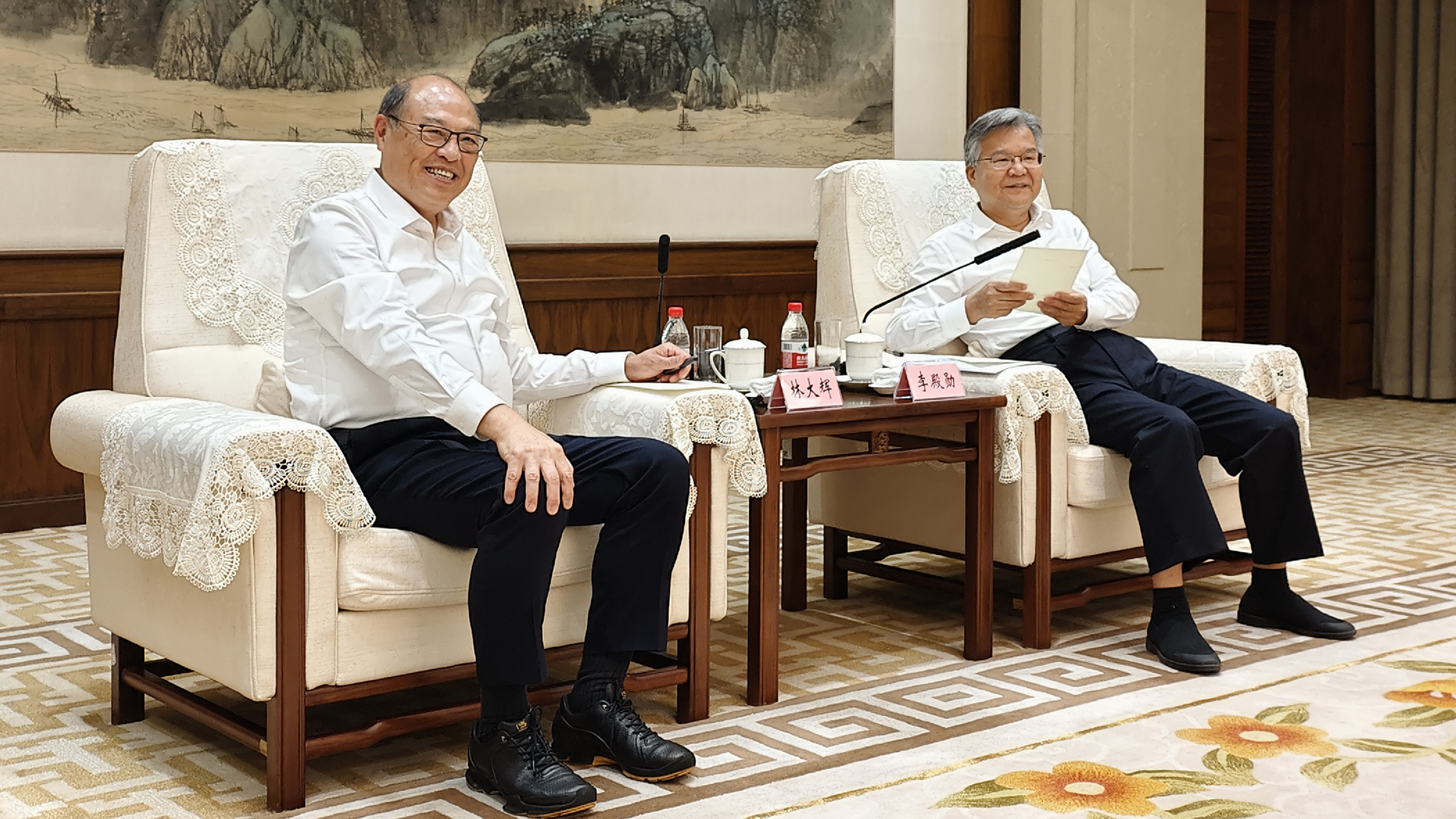 PolyU Council Chairman Dr Lam Tai-fai (left) meets with Mr Li Dianxun, Deputy Secretary of the CPC Hubei Provincial Committee and Governor of Hubei Province (right).
