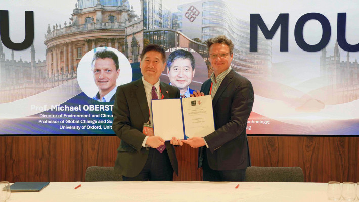 Prof. Li Xiangdong, Dean of PolyU’s Faculty of Construction and Environmental (left) and Prof. Michael Obersteiner, Director of Oxford’s Environmental Change Institute signed an MoU to strengthen academic exchange and foster collaborative research in areas of global significance.