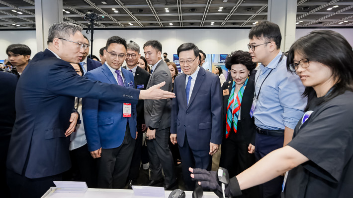 Mr John Lee, Chief Executive of the HKSAR (4th from right), visits the exhibition at the “PolyU x BOCHK International Future Challenge 2026” and receives briefings from shortlisted startup teams on their innovative solutions.