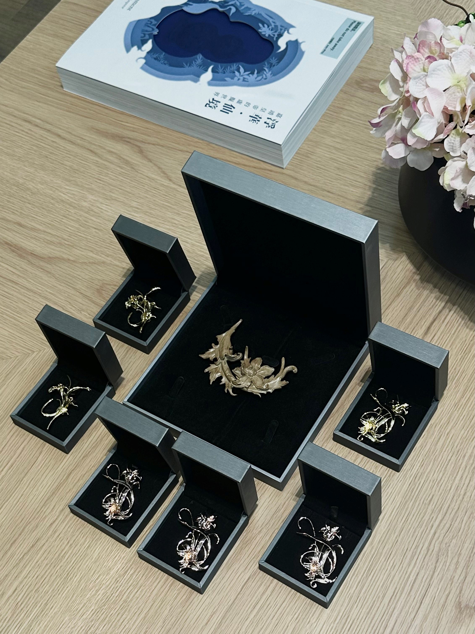 Designed by Ms Tsang On-ting, an alumna of PolyU’s SFT and founder of Gnastiy.com, the Bauhinia brooches blended advanced 3D printing technology with a cultural icon, showcasing the fusion of innovation and Chinese heritage.