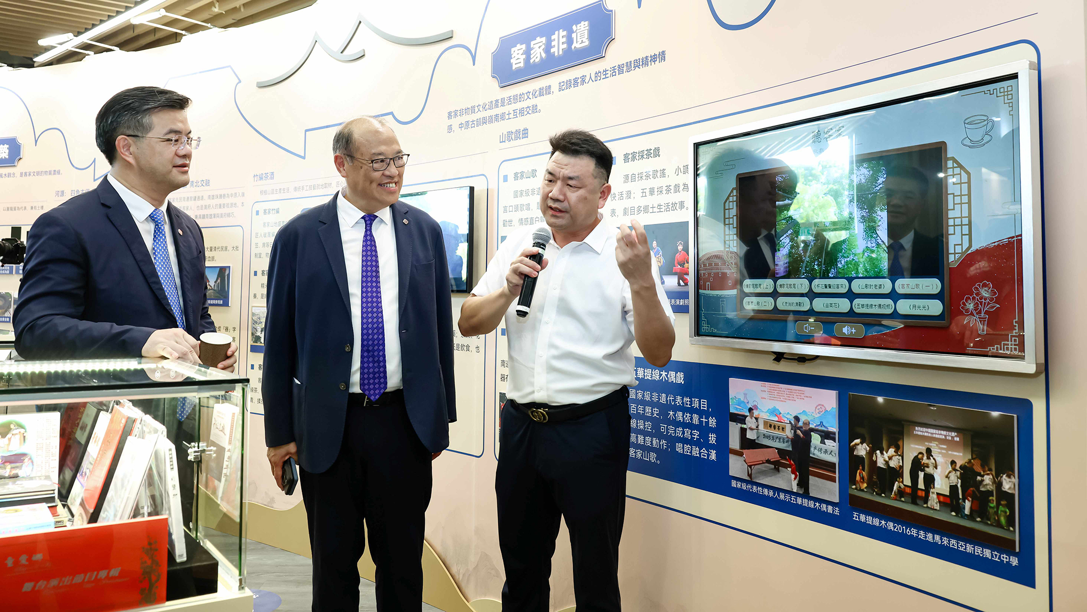 Dr Lam Tai-fai (centre) and Mr Lai Jianhua (left) visited the “Exhibition on the History, Culture, and Prominent Figures of Hakka in the Greater Bay Area” and learned about Hakka heritage.