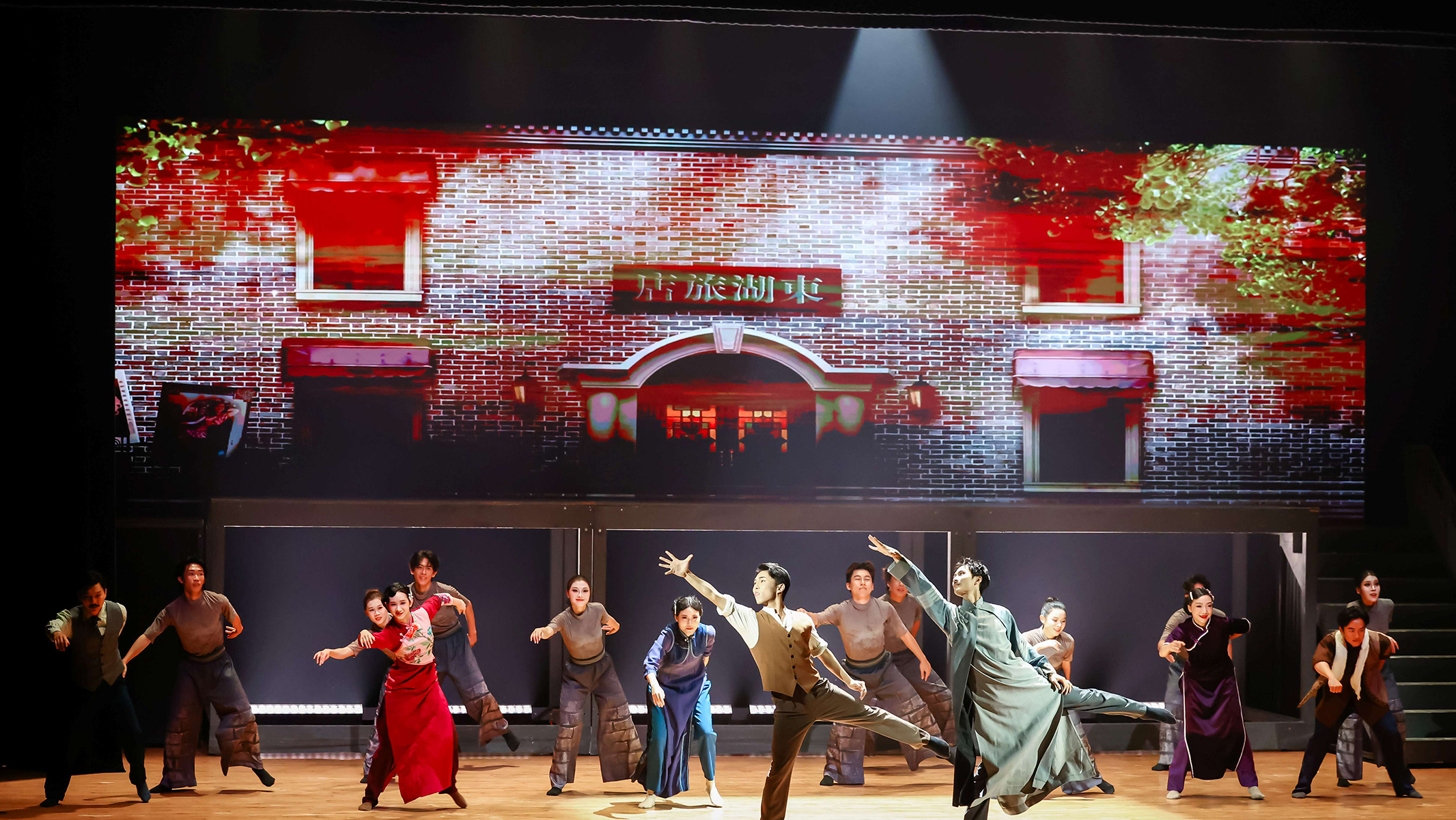 The Huizhou Song and Dance Theatre staged the original dance drama 1942 Through the Blockade Line, bringing to life the wartime rescue operation that renowned writer Mao Dun described as the greatest endeavour of the War of Resistance.