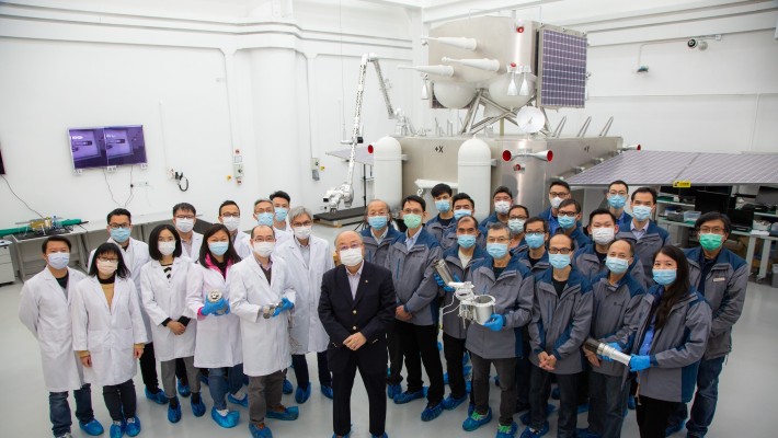 Professor Yung (middle) and his research team with the experts at PolyU’s Industrial Centre.