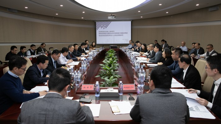 Professor Qiping Shen, leader of the research team, made a presentation at a seminar on Shenzhen-Hong Kong cooperation in the construction sector
