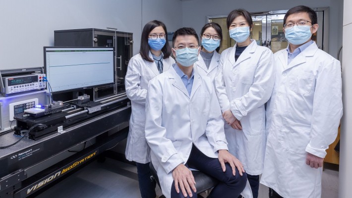 The research team led by Professor Zijian Zheng (second from left), PolyU’s Institute of Textiles and Clothing, comprised of interdisciplinary academics from the Department of Applied Physics and the Department of Biomedical Engineering, PolyU.