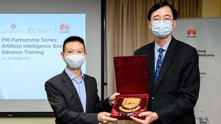 Professor Daniel Shek, Interim Vice President (Research and Innovation) and Associate Vice President (Undergraduate Programme) of PolyU (right) presents a Certificate of Appreciation to Mr Denny Deng, General Manager of Huawei’s Hong Kong Representative Office.