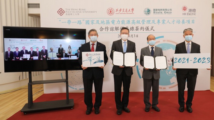 (From left to right) Professor H. C. Man, Dean of Faculty of Engineering of PolyU; Professor Jin-Guang Teng, President of PolyU; Mr Wan Chi-tin, Managing Director of HK Electric; and Mr Francis Cheng, Operations Director of HK Electric, attended the signing ceremony of the Memorandum of Understanding. Representatives of State Grid and XJTU also joined online.