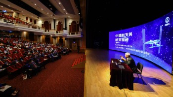 PolyU researchers, teachers and students and around 100 secondary school students invited were among the audience at the auditorium, joined by viewers tuned into the lecture’s live streaming on social media. 