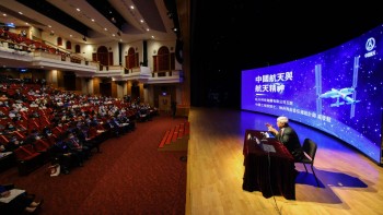 PolyU researchers, teachers and students and around 100 secondary school students invited were among the audience at the auditorium, joined by viewers tuned into the lecture’s live streaming on social media.