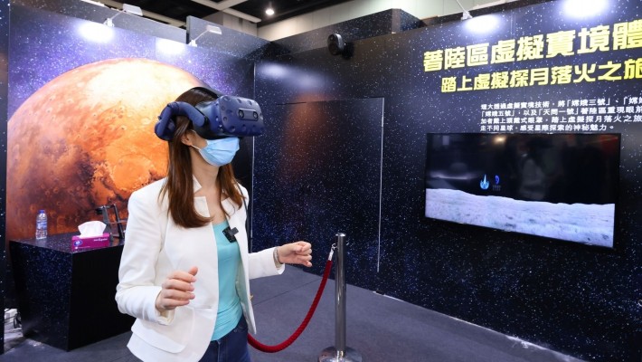 Visitors could experience spacewalking on the moon and Mars through PolyU’s virtual reality simulation of the landing sites of Chang’e-3, -4, -5 and Tianwen-1 spacecrafts.