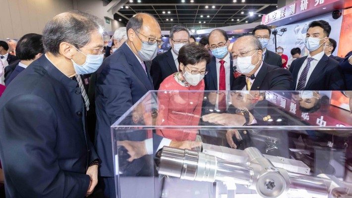 Chief Executive Carrie Lam (front, third from left) looked at the “surface sampling and packing system” for collecting lunar soil by Chang’e-5, developed by PolyU research team led by Prof Yung Kai-leung (front, fourth from left), Sir Sze-yuen Chung Professor in Precision Engineering, Chair Professor of Precision Engineering and Associate Head, and Director of Research Centre for Deep Space Explorations. The Chief Executive was accompanied by PolyU’s President Emeritus Prof Poon Chung-kwong (front, first from left); Dr Lam Tai-fai (front, second from left), Chairman of Council; President Prof Jin-Guang Teng (back, fourth from right); Prof Wing-tak Wong (back, third from right), Deputy President and Provost; and Prof Wu Bo (back, second from right), Associate Head of Department of Land Surveying and Geo-informatics.