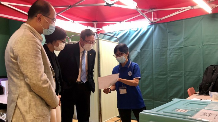 Professor Jin-Guang Teng (third from left), President of PolyU, Dr Miranda Lou (second from left), Executive Vice President of PolyU, and Professor Wing-tak Wong (first from left), Deputy President and Provost of PolyU, visited the vaccination centre. Dr Sunshine Chan, Nurse Consultant, School of Nursing at PolyU, who was also the Nursing Team Leader of the vaccination campaign, explained the operations of the vaccination centre.